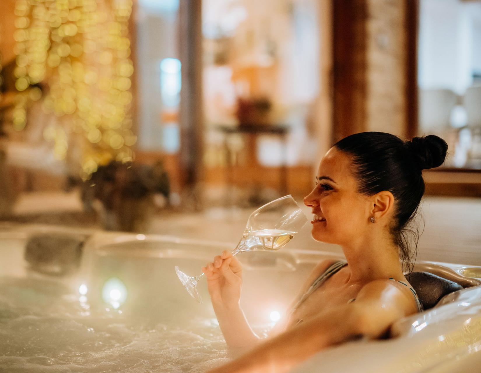 Dame drink wijn in jacuzzi